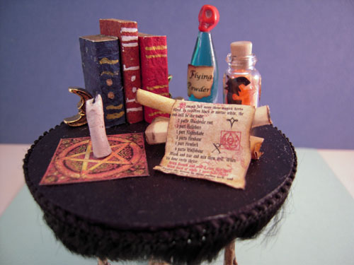 Three Legged Halloween Table 1:12 Scale Three Legged Halloween Table 1:12 Scale