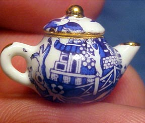 1:24 A Woman's Touch porcelain Blue Willow Tea Set for Two 1:24 A Woman's Touch porcelain Blue Willow Tea Set for Two
