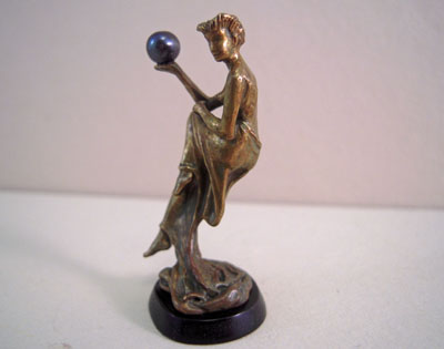 1" scale miniature Jim Pounder Lady 2013 with a Black Pearl 1" scale miniature Jim Pounder Lady 2013 with a Black Pearl