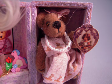 lk874 1" scale loretta kasza hand crafted teddy bear trunk lk874 1" scale loretta kasza hand crafted teddy bear trunk