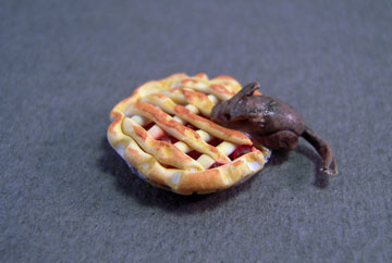 mm538 1/2" scale cherry pie with a mouse