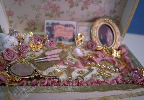 Estate Sale Loretta Kasza Filled Lady's Trunk 1:12 Scale Estate Sale Loretta Kasza Filled Lady's Trunk 1:12 Scale