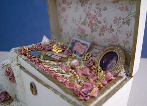 Estate Sale Loretta Kasza Lady's Trunk 1:12 Scale Estate Sale Loretta Kasza Lady's Trunk 1:12 Scale
