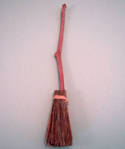 Such Things Miniature Straw Witch's Broom 1:12 Scale Such Things Miniature Straw Witch's Broom 1:12 Scale
