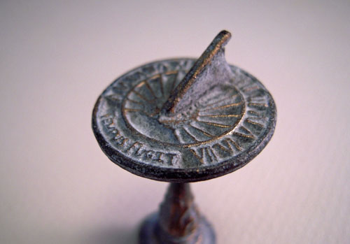Island Crafts Aged Metal Sundial 1:24 scale Island Crafts Aged Metal Sundial 1:24 scale