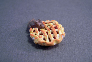 Handcrafted Mouse In A Cherry Pie 1:24 scale